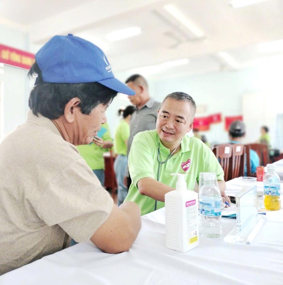 anh-3-bac-si-nguyen-lan-hieu-kham-benh.jpg