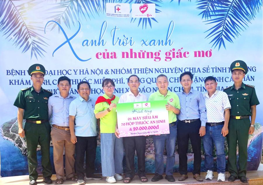 anh-4-doan-tang-qua-cho-dia-phuong.jpg